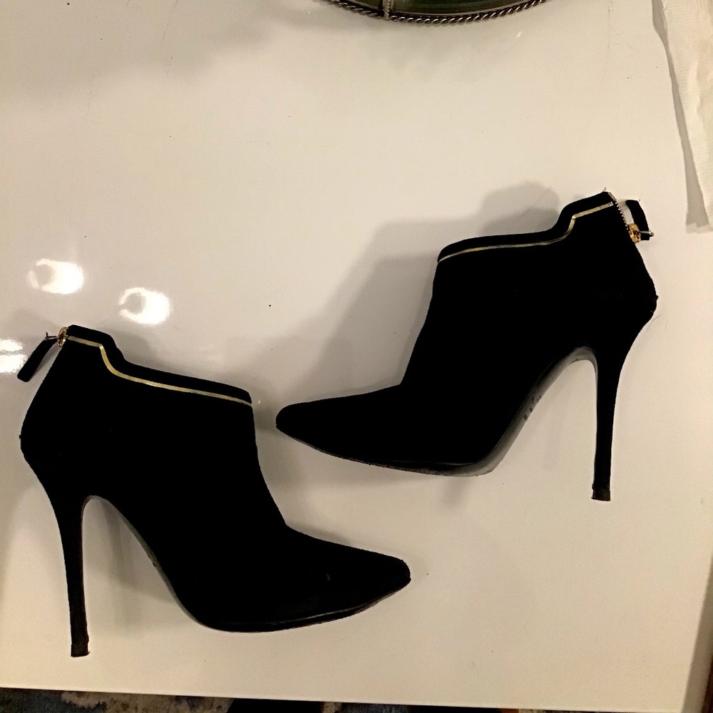 Giuseppe Zanotti sued Booties w/. Gold trim